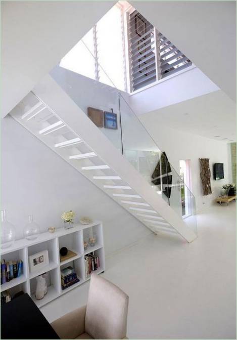 Uno studio nel sottoscala della casa sulla spiaggia di Tamarama in Australia