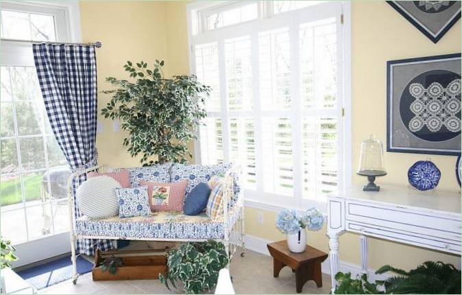 Arredamento shabby-chic. Terrazza con grandi finestre - foto 2 Decorazione orchestrale-chic. Terrazza con grandi finestre - Immagine 2