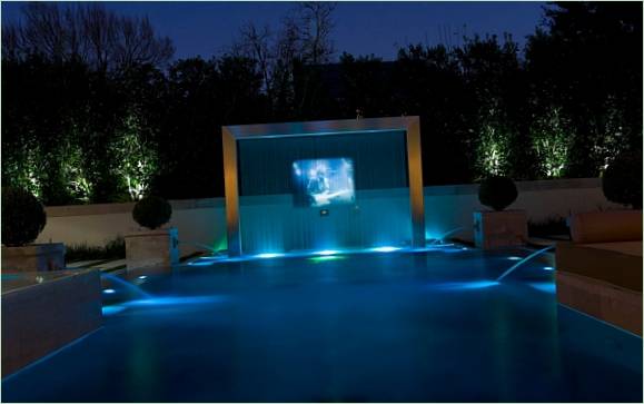 Piscina con cascata nel cortile - foto 36