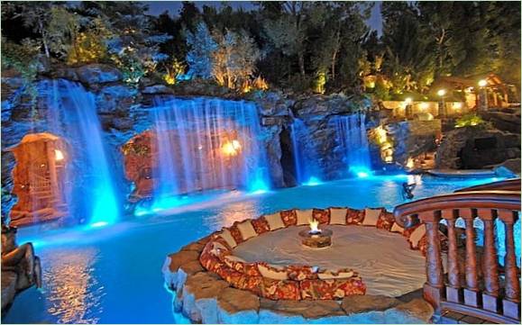 Piscina in giardino con cascata - foto 18