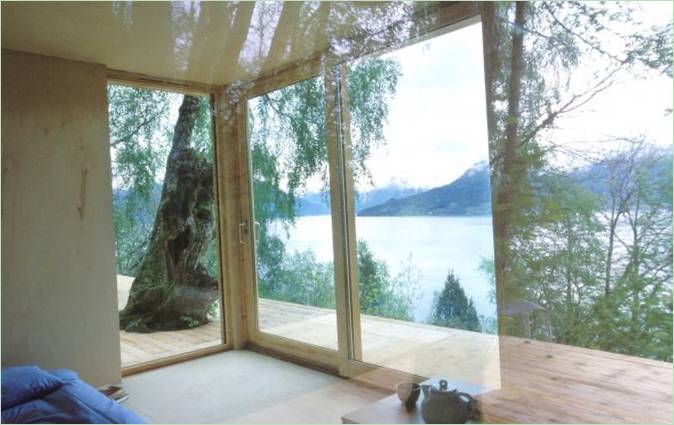 Finestre panoramiche in una camera da letto di Todd Saunders Design Studios in Norvegia