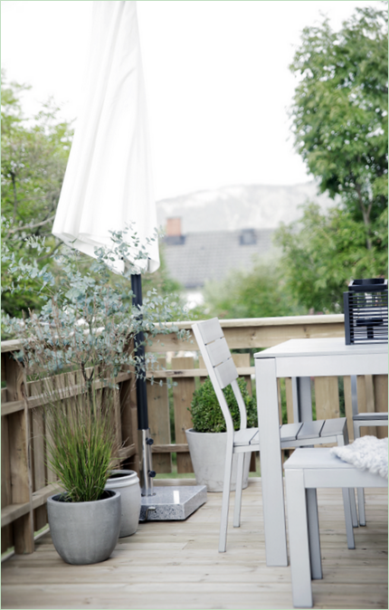Progettare una veranda: un ombrellone bianco