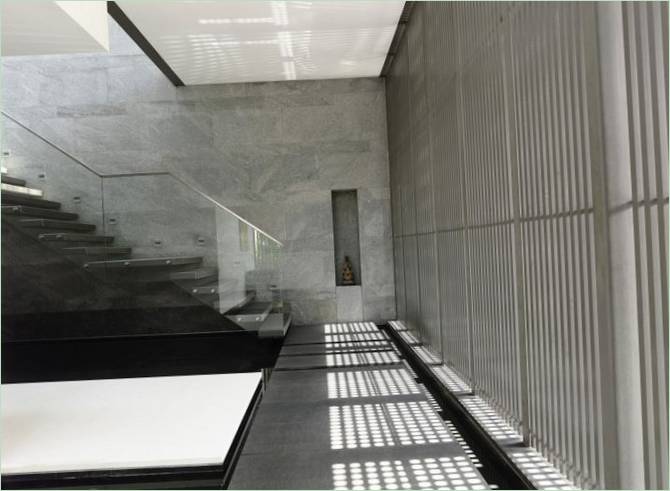 Scala in vetro con ringhiera in vetro