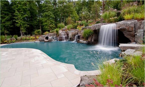 Piscina in giardino con cascata - Immagine 1
