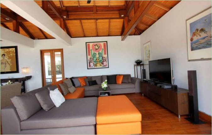 Interno del soggiorno della villa Rak Tawan