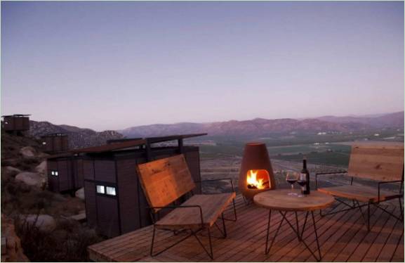 Bicchieri di vino su una terrazza con camino