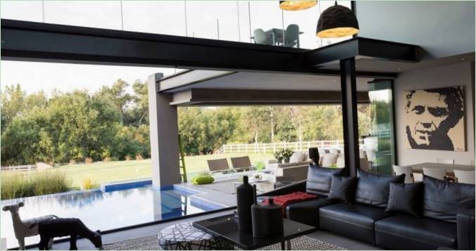 Interni in bianco e nero di un soggiorno in una casa in pietra e cemento