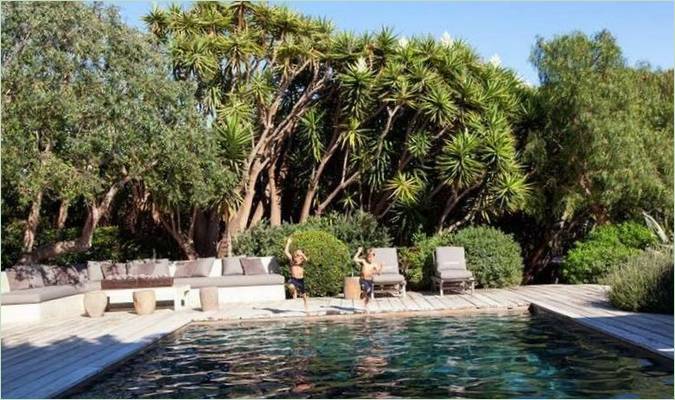 Bambini in una grande piscina di casa con piastrelle scure Bambini in una grande piscina di casa con piastrelle scure