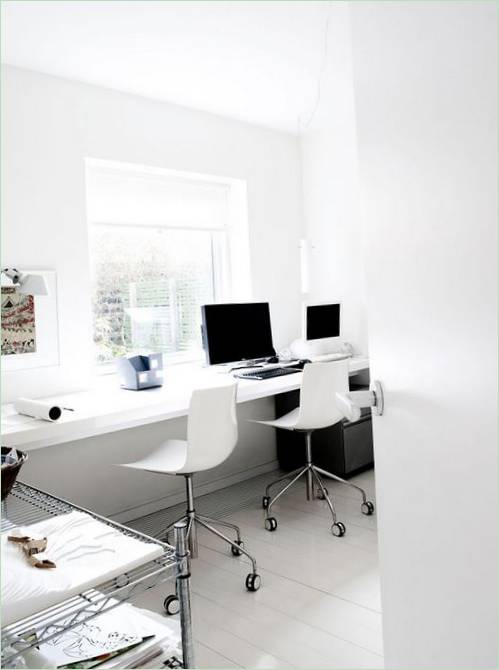 Interni dell'ufficio di casa nei toni del bianco