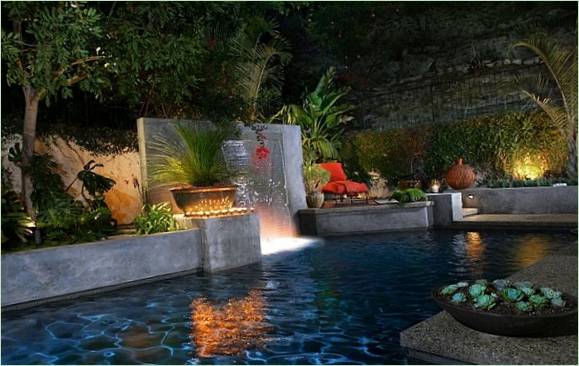 Piscina con cascata nel cortile - foto 28