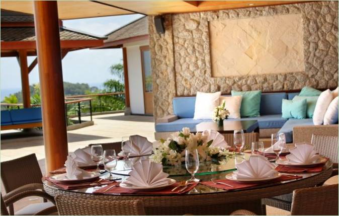 Tavolo da pranzo della terrazza di Villa Rak Tawan