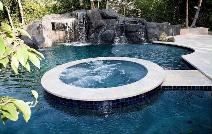 Piscina con cascata e idromassaggio Piscina con cascata e idromassaggio