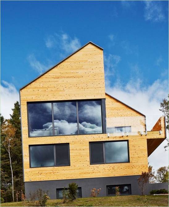 La facciata di una casa in legno in Quebec