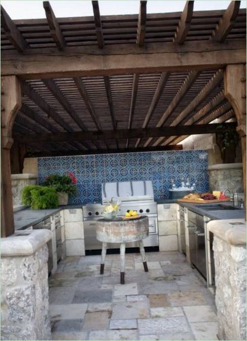 Cucina aperta in pietra naturale con soffitto in legno Cucina aperta in pietra naturale con soffitto in legno