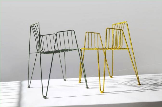 Sedia verde e gialla realizzata con barre metalliche saldate Poltrona verde e gialla in tondino di metallo saldato