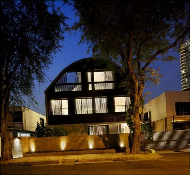 Architettura di una casa di sera: vista dalla strada