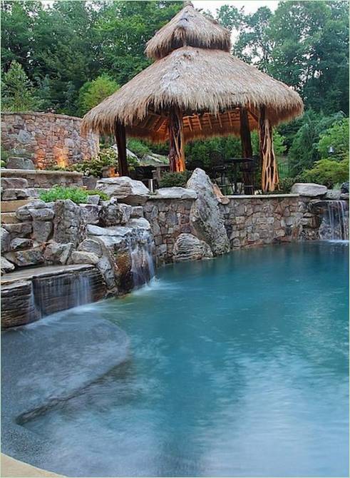 Piscina con cascata nel cortile - Foto 16