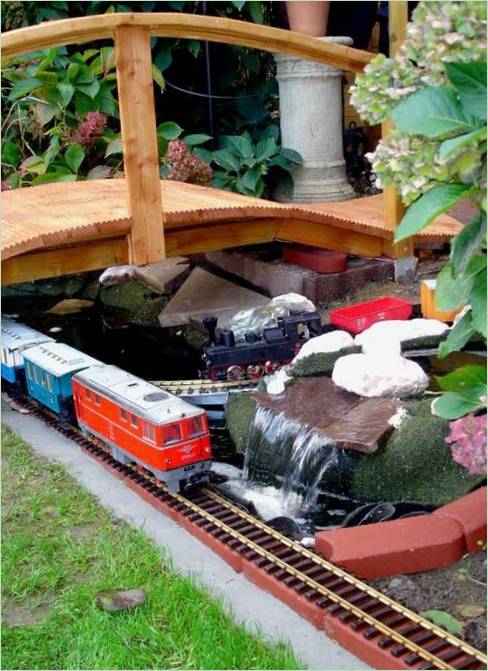 Creare un laghetto artificiale con una ferrovia decorata