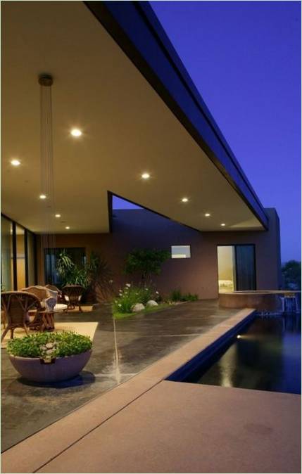 Design degli interni di un cottage contemporaneo Residenza sul fiume