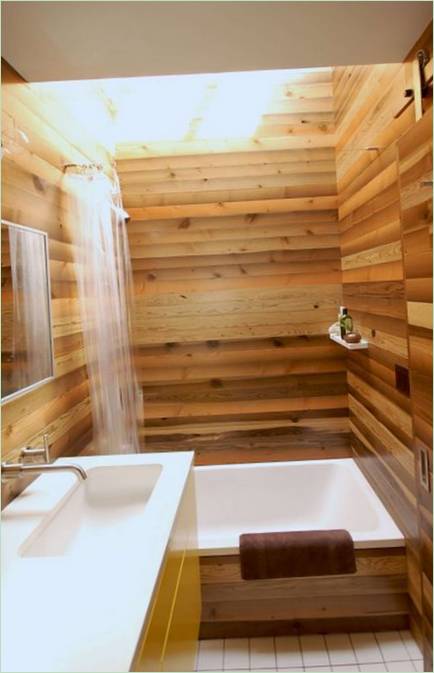 Finitura della parete del bagno in legno