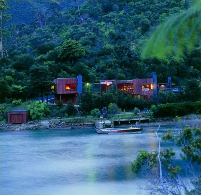 Illuminazione notturna della Waterfall Bay House