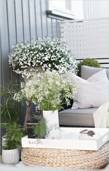 Un tavolo in vimini in un patio di design