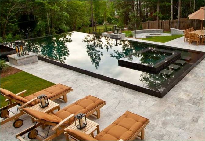 Una grande piscina per la casa su piastrelle chiare Grande piscina per la vostra casa su piastrelle chiare