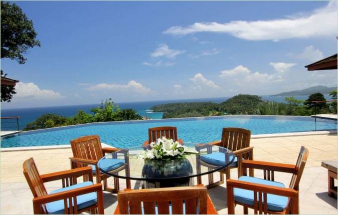 Tavolo da pranzo sulla terrazza di Villa Rak Tawan