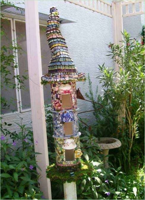 Casa decorata per gnomi da giardino
