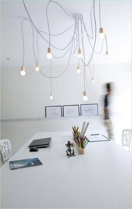 Lampadine sopra il tavolo