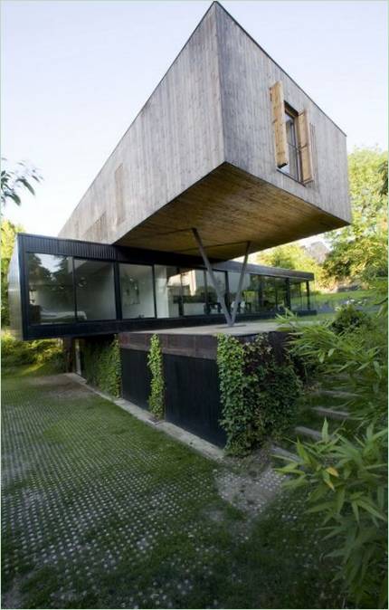 Casa a sbalzo su un piccolo terreno