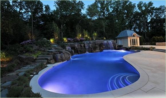Piscina da giardino con cascata - Immagine 4