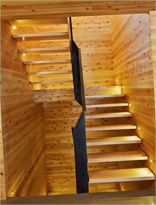Progettare una casa in legno in Quebec: una scala con gradini illuminati