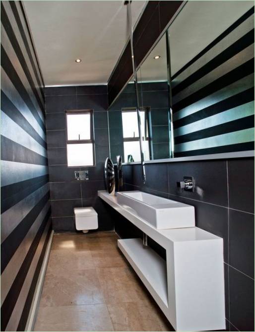 Interni del bagno a strisce bianche e nere della residenza House Tat