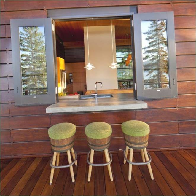 Cucina e bar in una residenza vicino al lago Coeur d'Alene, negli Stati Uniti