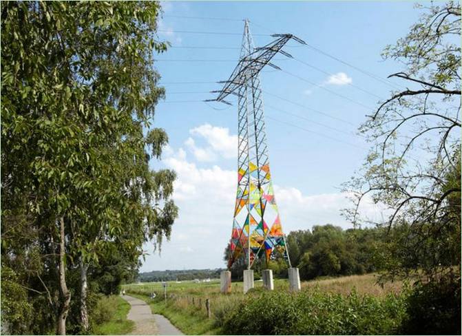 Decorazione di un'area paesaggistica con linee elettriche