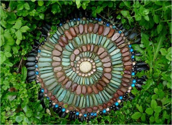Sentiero circolare da giardino decorato con mosaico di vetro