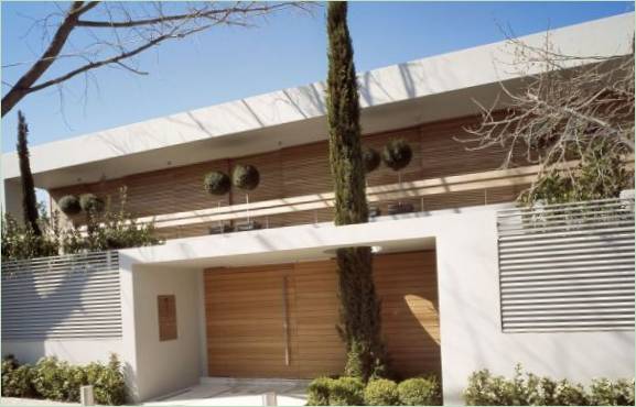 Un albero nel cortile di una casa in Grecia