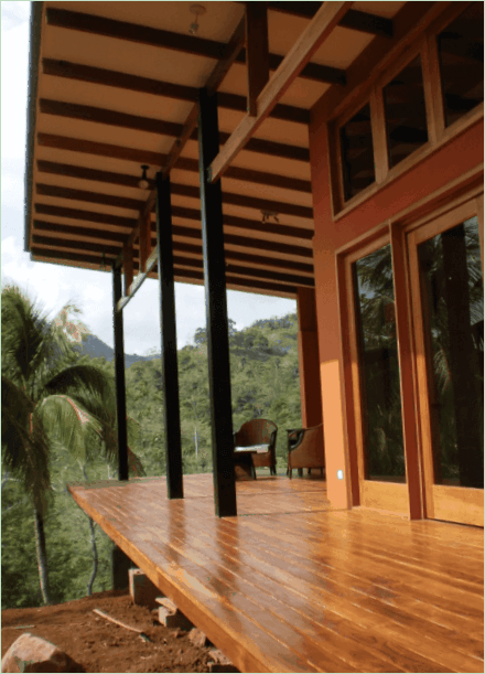 Decorazione della terrazza di una casa di campagna - pavimento in legno e mobili in vimini Terrazza di una casa di campagna - pavimento in legno e mobili in vimini