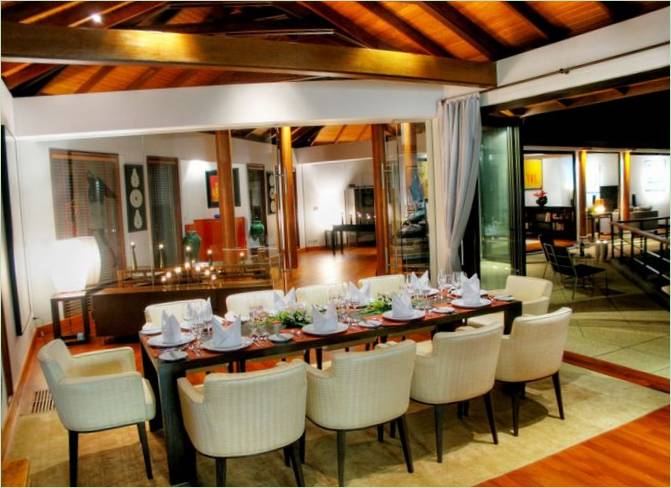 La lussuosa sala da pranzo di Villa Rak Tawan