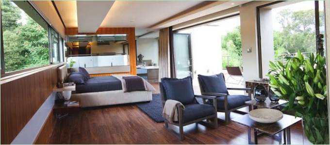 Ampia camera da letto con finestre panoramiche
