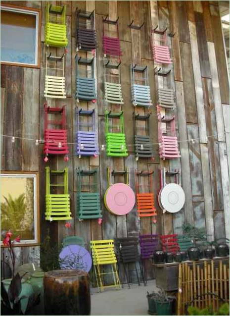 Interessanti idee di giardinaggio verticale: esposizione di sedie da giardino da Flora Grubb