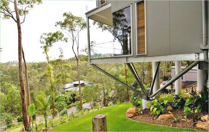 Casa moderna di grande effetto sulle cime degli alberi