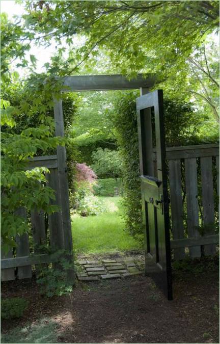 Una porta di legno per accedere al giardino
