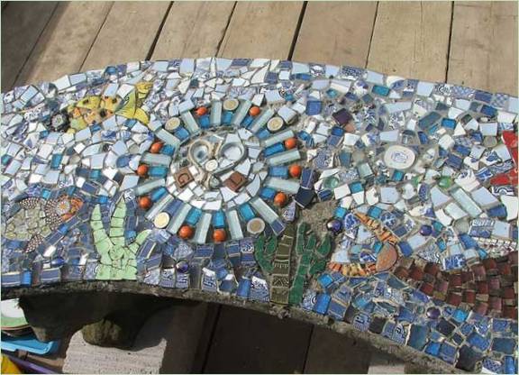 Una panchina da giardino in mosaico