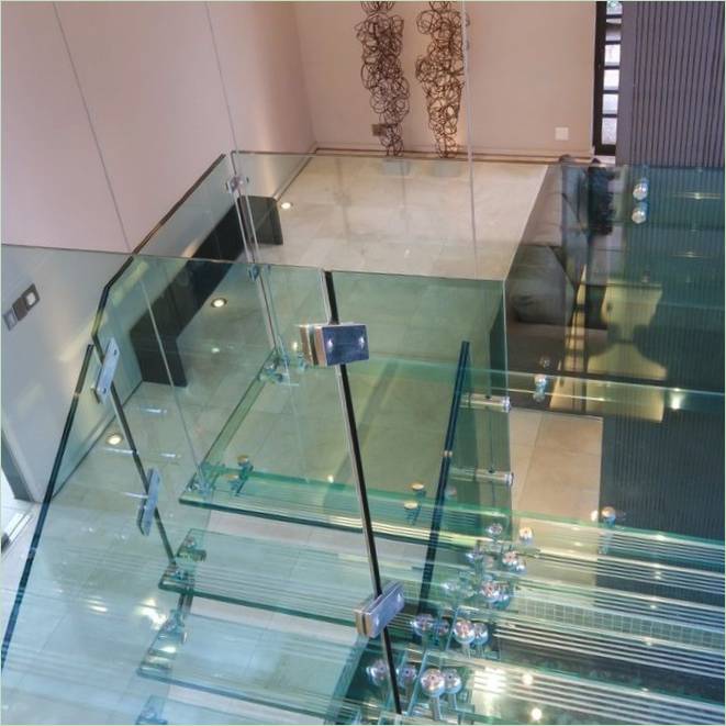 Scala in vetro per il primo piano