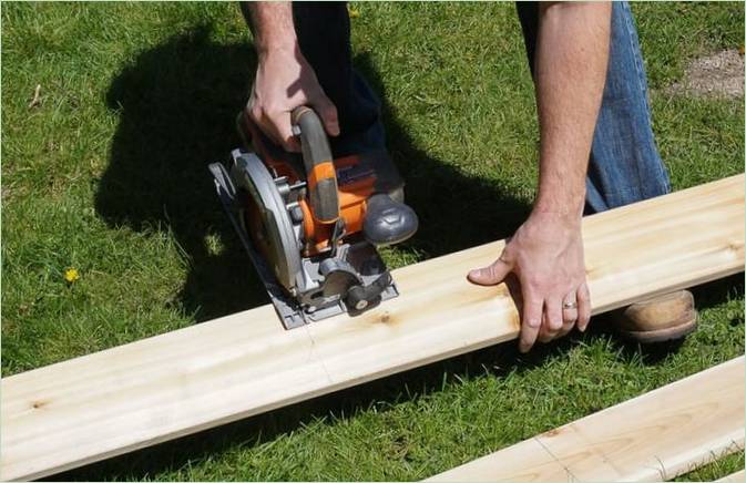 Per realizzare un letto di legno alto, tagliamo le tavole in 8 pezzi