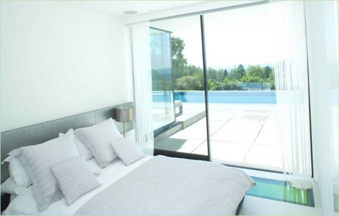 Una camera da letto con accesso alla terrazza del Cherry Tree Cottage di Londra