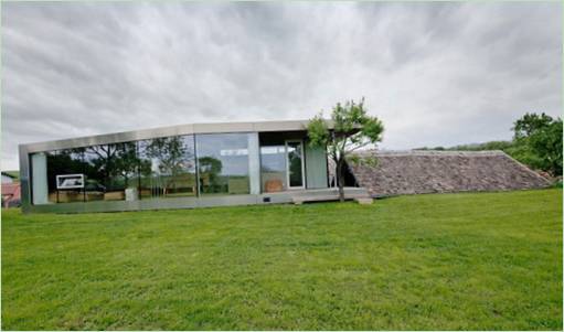 L'esterno di una villa di Propeller Z con pareti di vetro