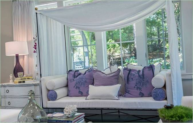 Design shebby-chic con baldacchino in tessuto bianco Un look shebey chic con una tenda da sole in tessuto bianco